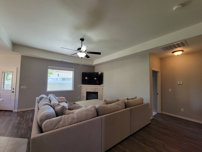 Building Photo - 2460 Bramasole Dr Way