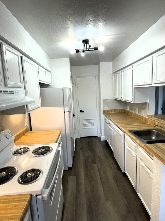 Building Photo - 741 James St