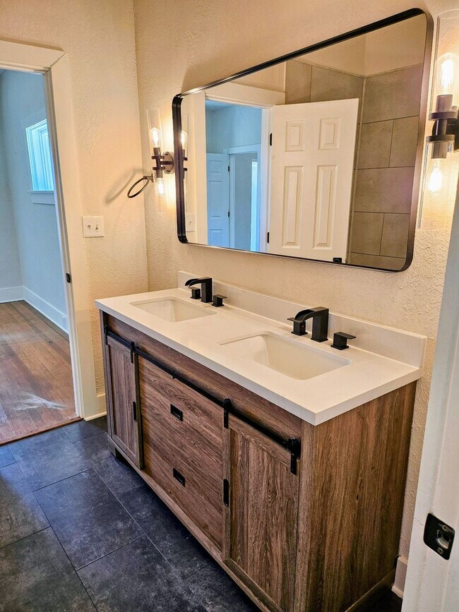 Building Photo - ALL PROSPECTIVE TENANTS MUST SUBMIT A $58 ...