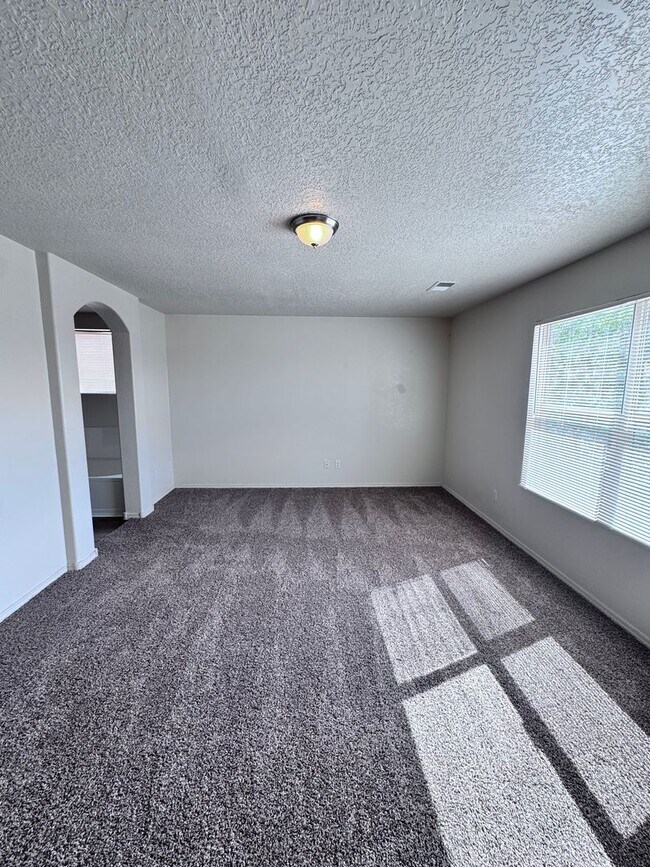 Building Photo - 4 bedroom 2.5 bath home-New Flooring