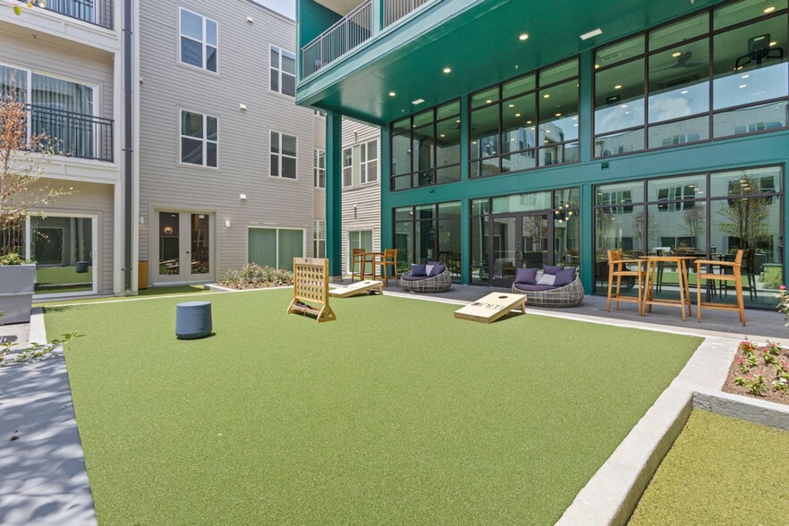 Building Photo - 596 W 9th St