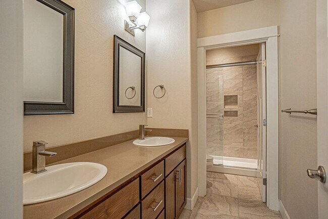 Building Photo - 3 Bedroom townhouse with stunning Ashland views! | Available Now