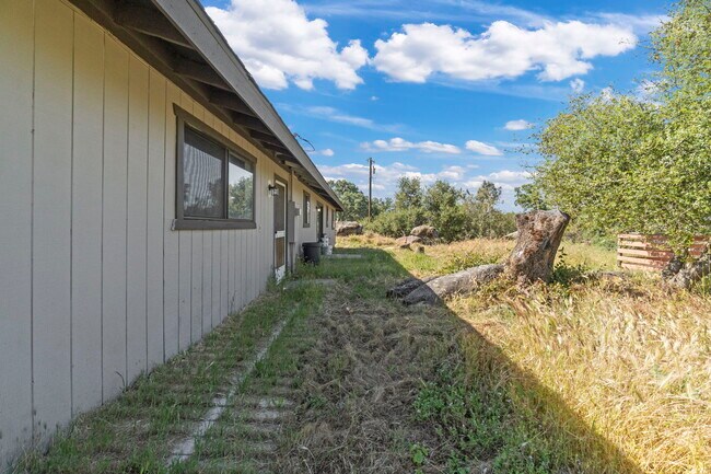 Building Photo - 31331 Auberry Rd