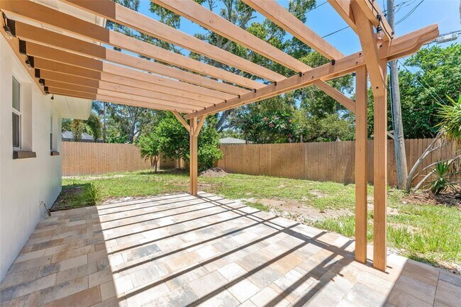 Building Photo - 1431 San Helen Dr