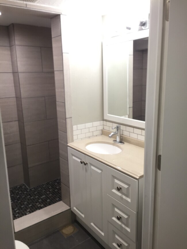 Building Photo - 664 E Ramona Ave