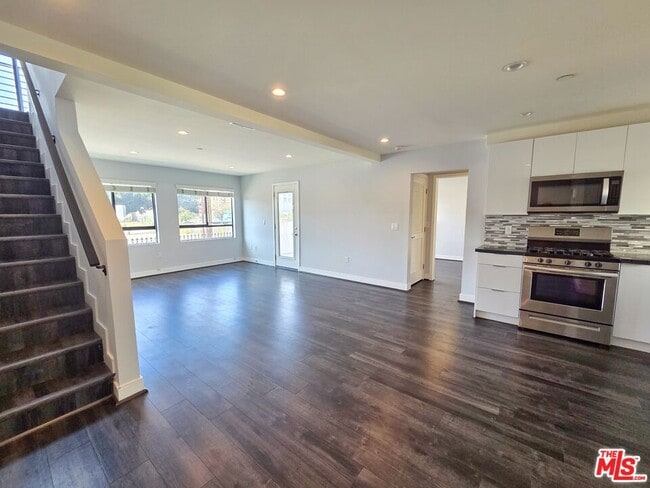 Building Photo - 2651 S Hobart Blvd