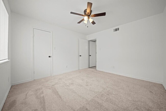 Building Photo - 3500 Tangle Brush Dr