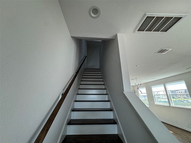 Building Photo - 304 Jensen Dr