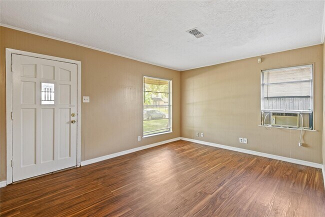 Building Photo - 2817 Lancaster Ln