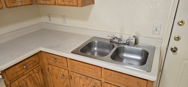 Building Photo - 1401 Janis Dr