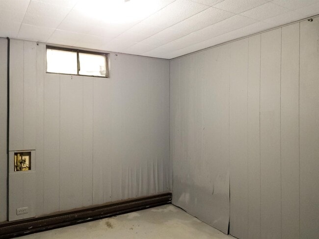Building Photo - Home Sweet Hardwood: Charming 2 Bed/1 Bath...