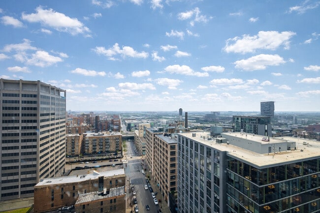 Building Photo - 565 W Quincy St