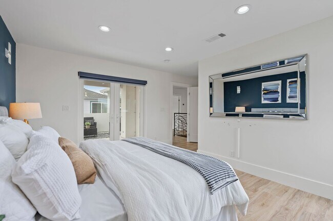 Building Photo - Stunning 4/3 in the Oakland Hills