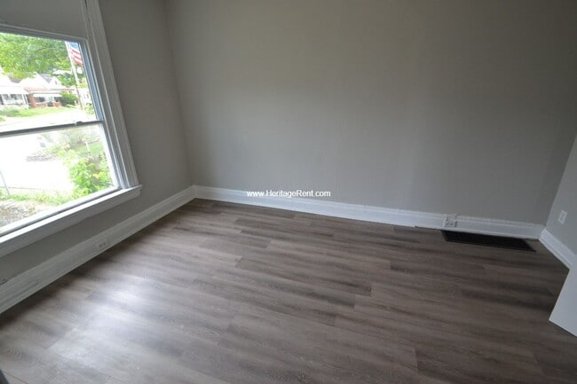 Building Photo - Latonia Home with off Street Parking and L...