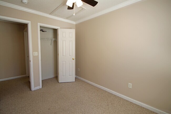 Building Photo - 760 Camelot Ln