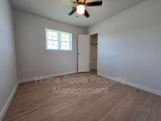 Building Photo - 1309 W Beech Dr