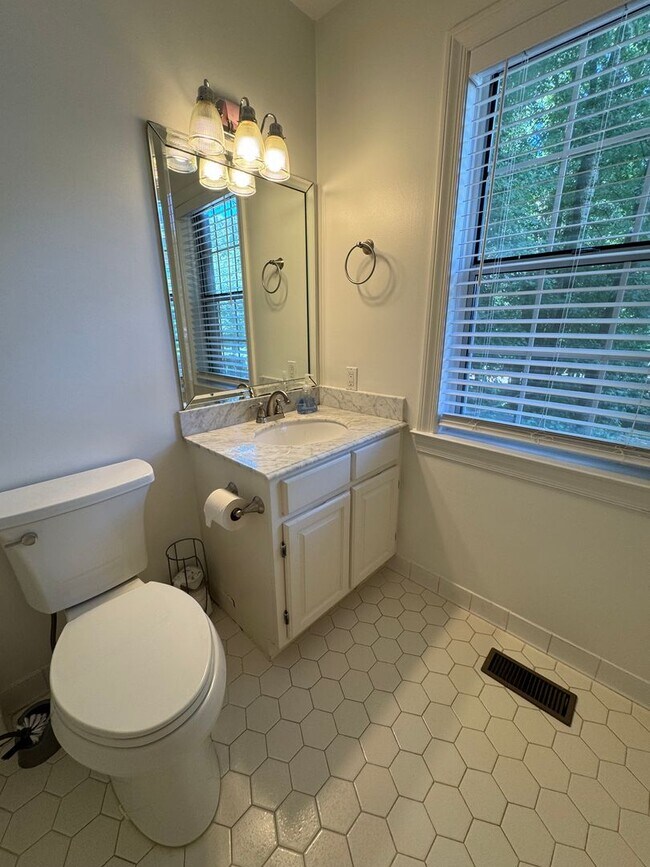Building Photo - Nice Brick 2/2.5 Townhome in Atlanta- $2,750