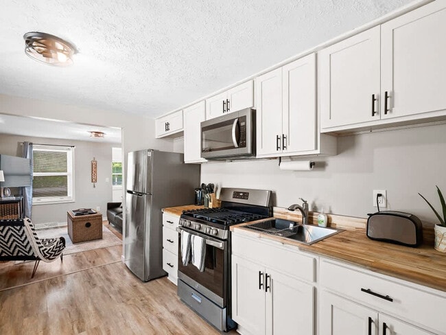 Building Photo - 7525 Lake Rd E