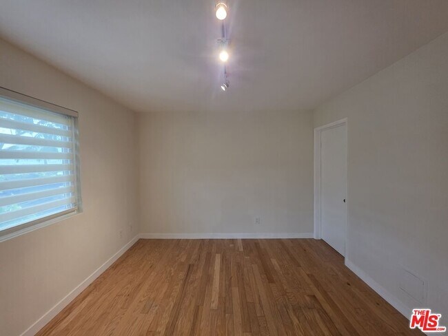 Building Photo - 1260 Vin Scully Ave