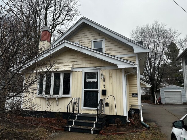 Building Photo - Charming 3-bedroom, 1-bathroom Beloit home