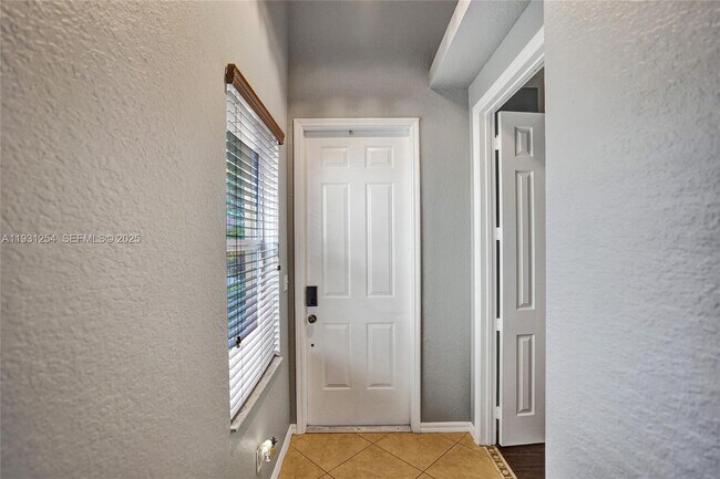 Building Photo - 2057 SE Avon Park Dr