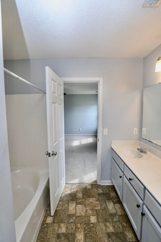 Building Photo - 60 Vinca Ct