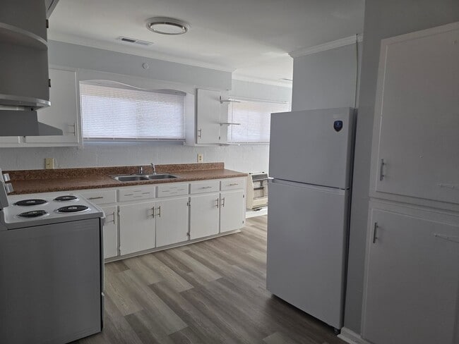 Building Photo - Cute 2 bedroom, 1 bath Duplex