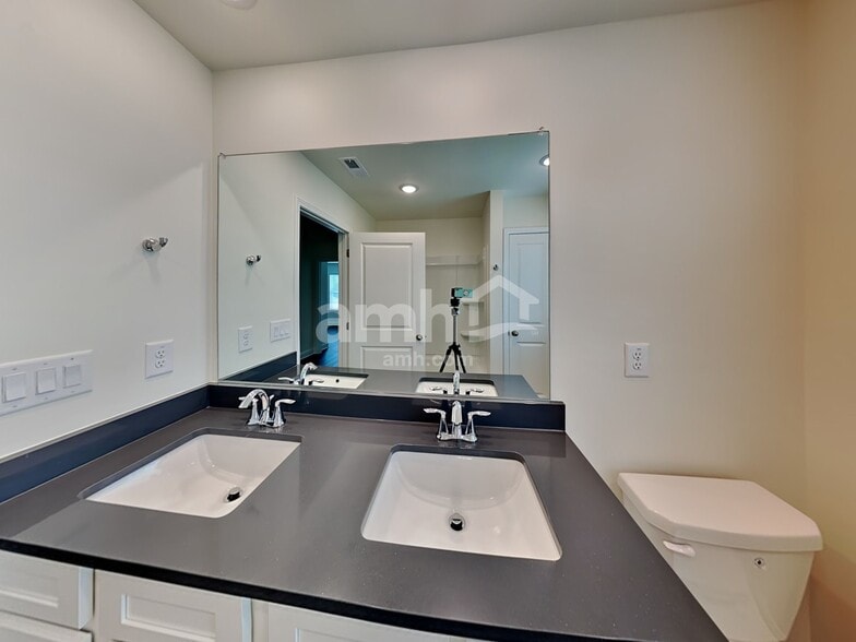Building Photo - 215 Pecan Dr