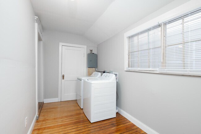 Building Photo - 564 Pemberton St