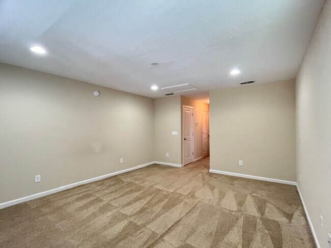 Building Photo - Well Appointed 4/3  Dreamfinders Home