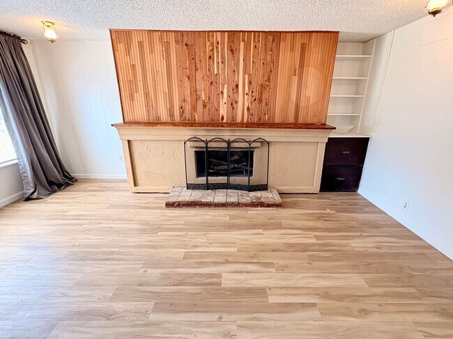 Building Photo - 2 WEEKS FREE RENT December Special