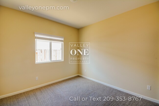 Building Photo - 637 Mansfield Dr