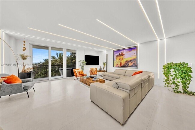 Building Photo - 1147 Hillsboro Mile