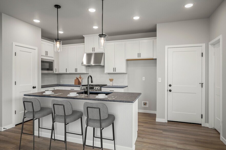 Building Photo - 6373 Scrabble Vw