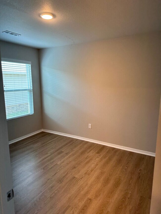 Building Photo - 117 Logan Dr