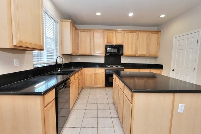 Building Photo - Beautiful 4 Bed 3 full bath Natomas Home!!