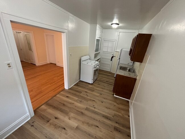 Building Photo - 2216 W Thome Ave