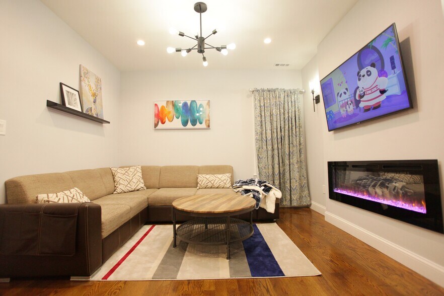 Building Photo - 289 Main St