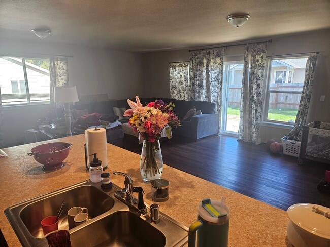 Building Photo - 414 8th Ave NW