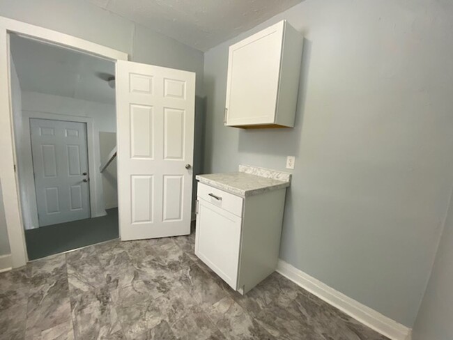 Building Photo - Two bedroom, one bathroom single home in S...