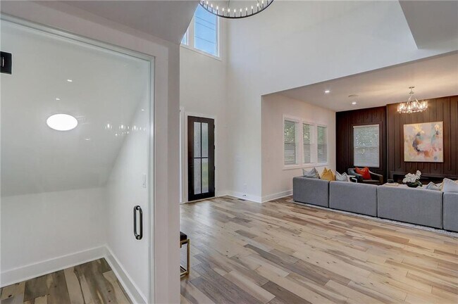 Building Photo - 2014 Cambridge Ave