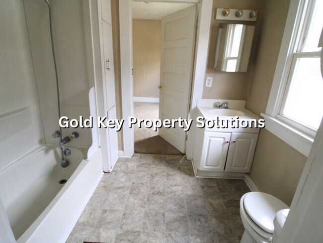 Building Photo - Attractive 2 BR 1 BA House with Central Air and Huge Front Porch (SECTION 8 APPROVED)