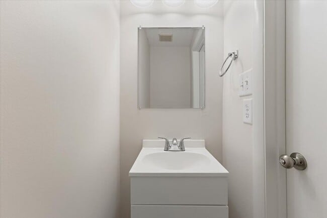 Building Photo - Beautifully Renovated Townhome For Rent In...