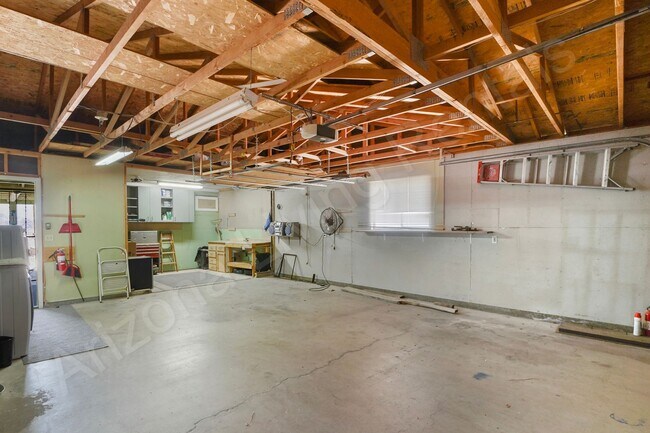 Building Photo - FURNISHED 2bd 2ba HOME