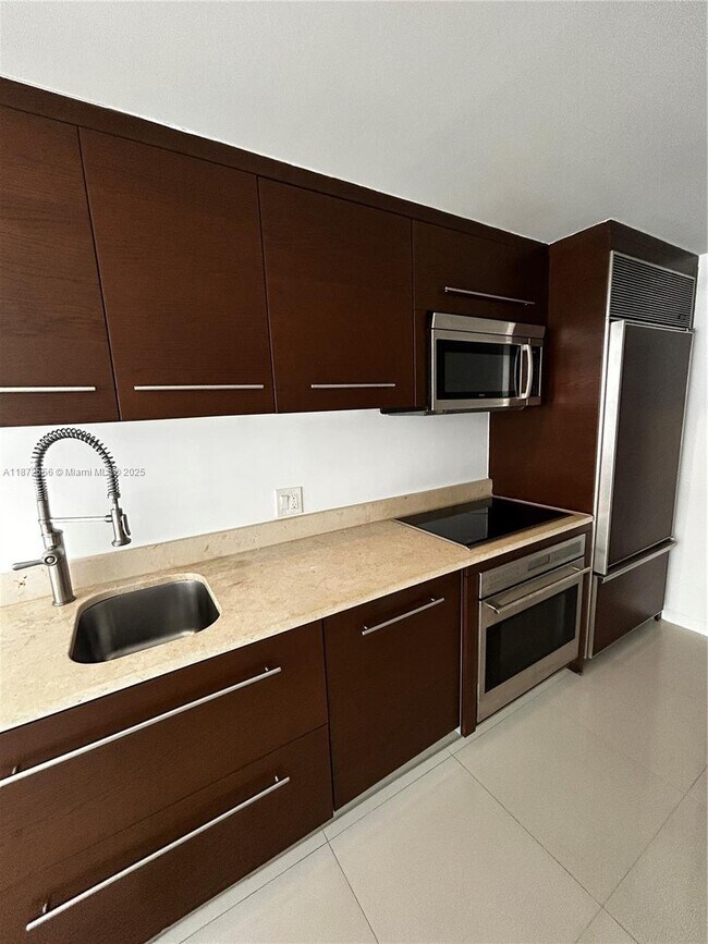 Building Photo - 495 Brickell Ave