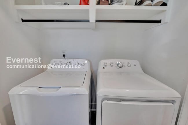 Building Photo - 3 Bed/3 Bath Home with Garage / Pet-Friendly / Available Now!