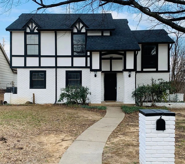 Primary Photo - Large 3 Bedroom 2 Bathroom Home