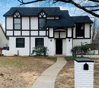 Building Photo - Large 3 Bedroom 2 Bathroom Home