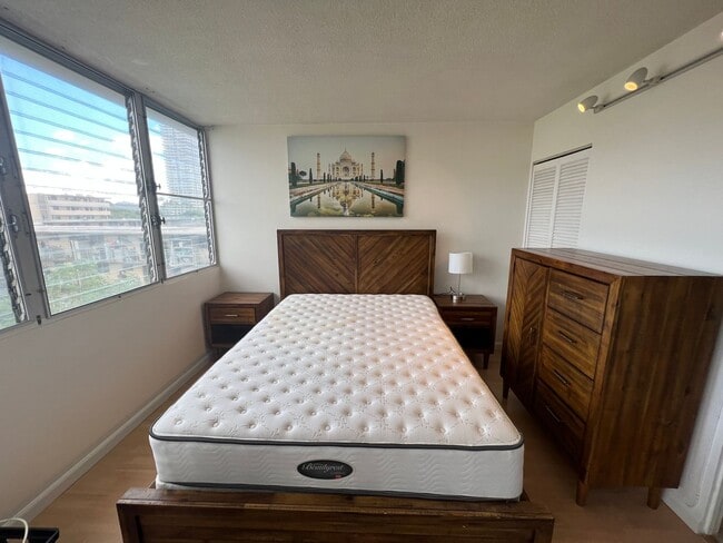 Building Photo - Furnished Studio near University Area w/Se...