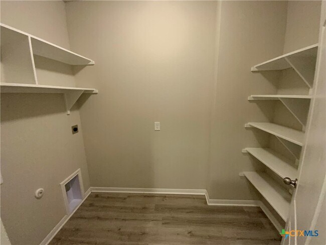 Building Photo - 4721 Highmont Dr